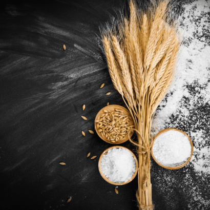 Getreide und Mehl auf einem schwarzen Hintergrund.
