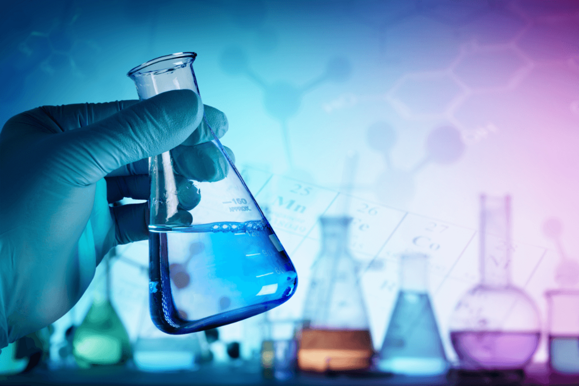 Eine Hand hält ein Reagenzglas.