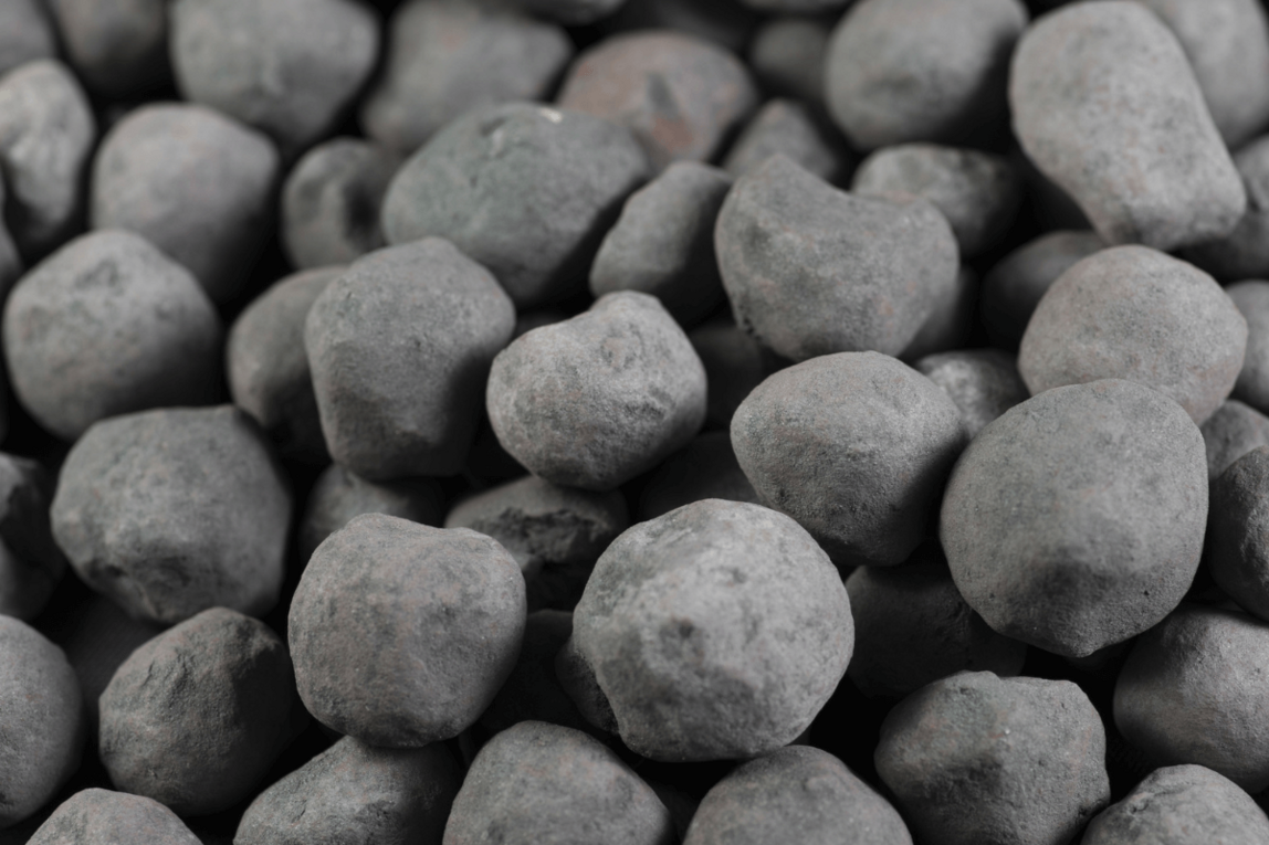 Mehrere Erze in Stücken.